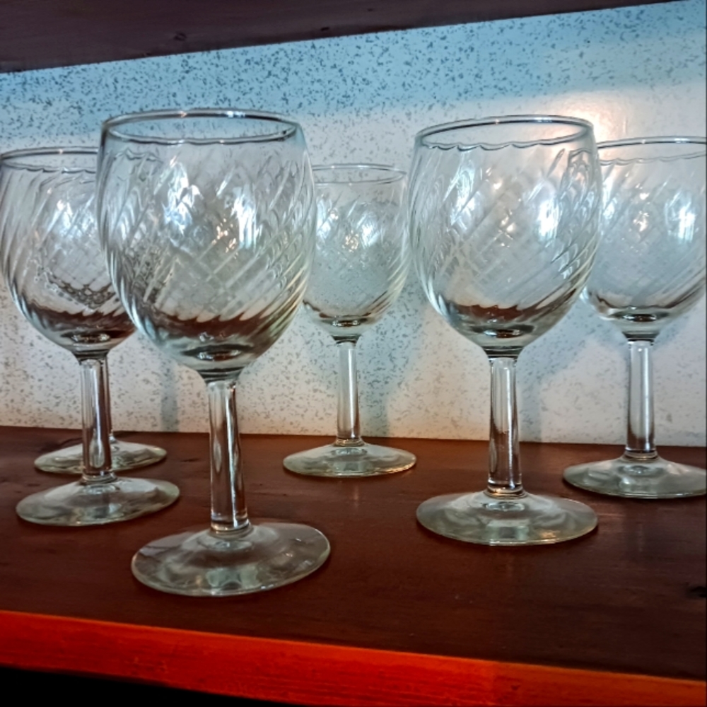 Crystal Swirled Wine Glass Set